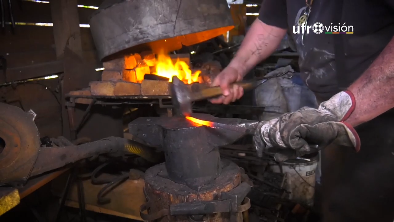 Rodrigo San Martín, fabricación de arco y flechas en Quepe